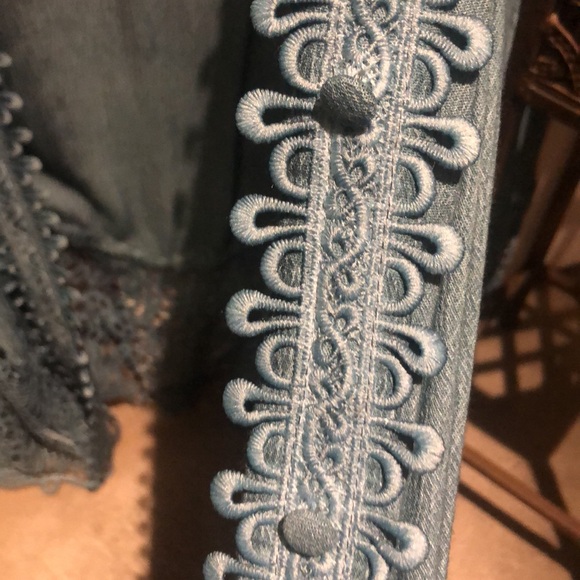 Beautiful vintage boho jacket with gorgeous lace details on sleeve and the hem. - Picture 12 of 16